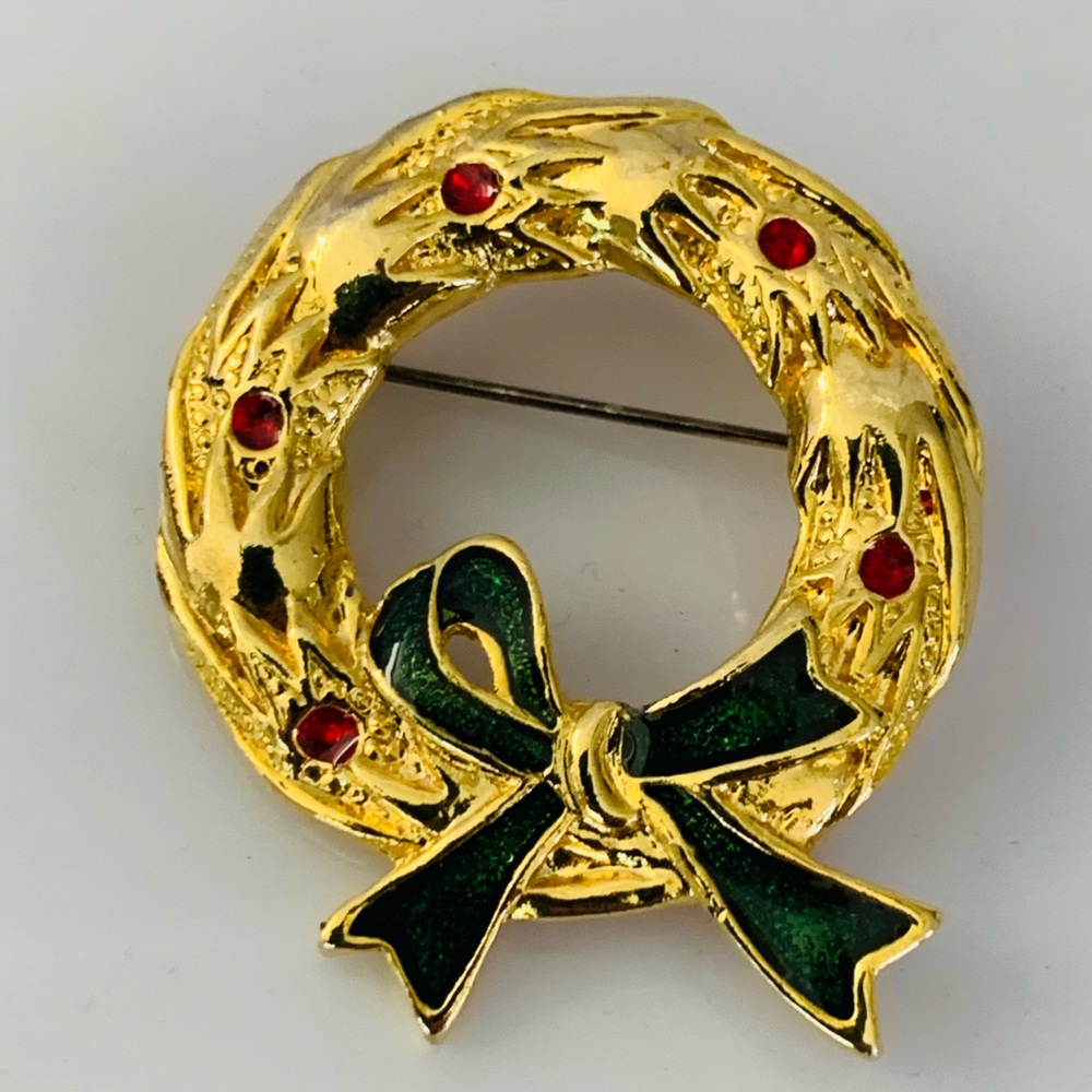 Elegant Gold Wreath Brooch with Green Bow